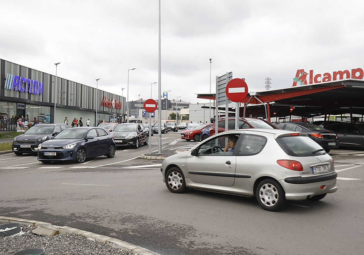 Tráfico interno en el ya rebautizado como Parque Comercial Ronda Roces.