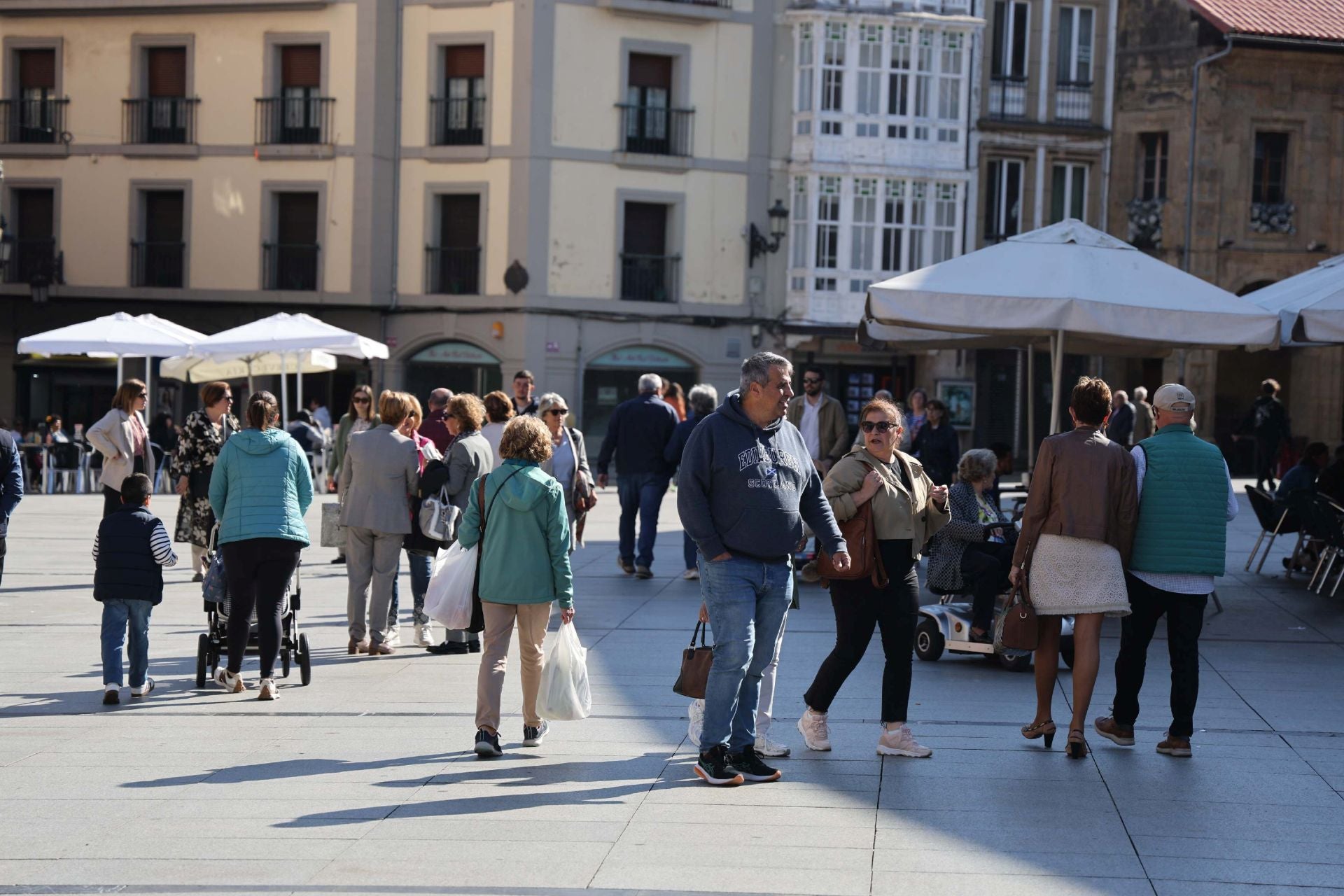 El sol y el puente llenan las calles de Asturias
