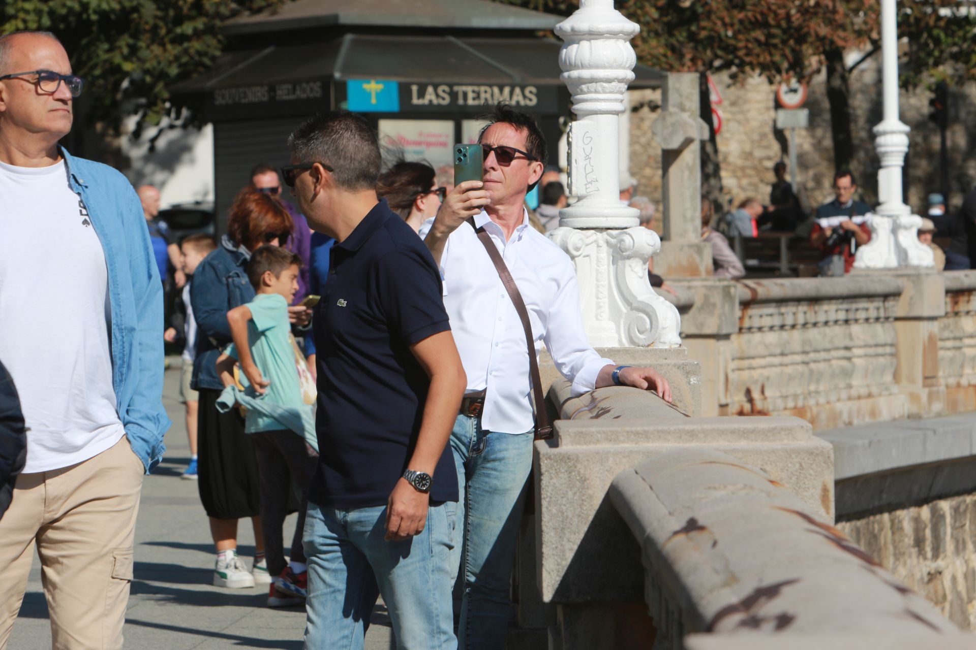 El sol y el puente llenan las calles de Asturias