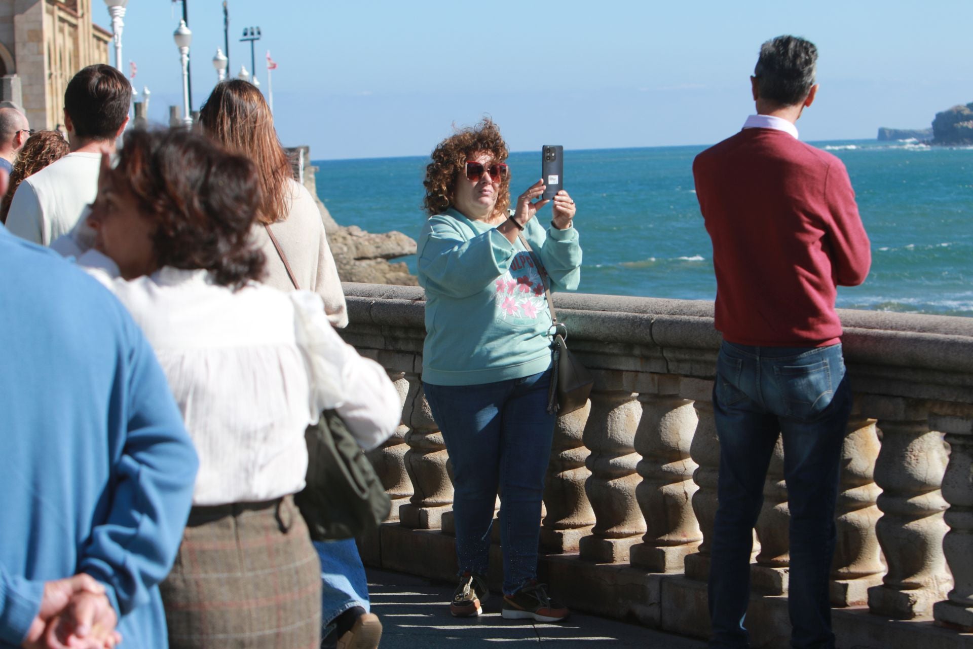 El sol y el puente llenan las calles de Asturias