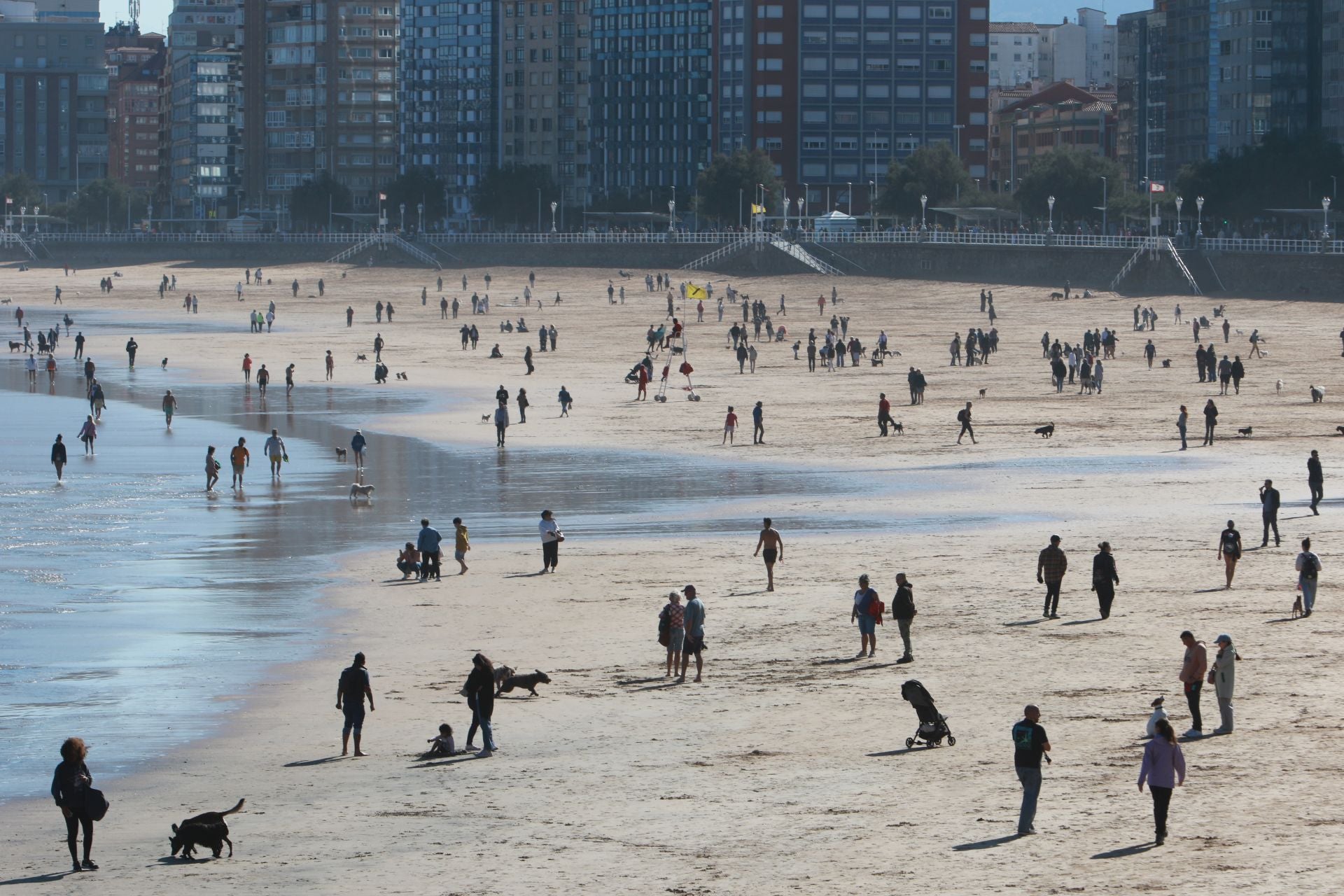 El sol y el puente llenan las calles de Asturias