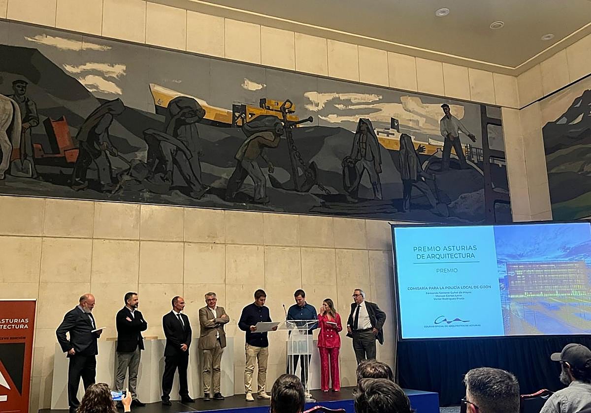 Fallo y entrega del premio a los arquitectos de la comisaría.