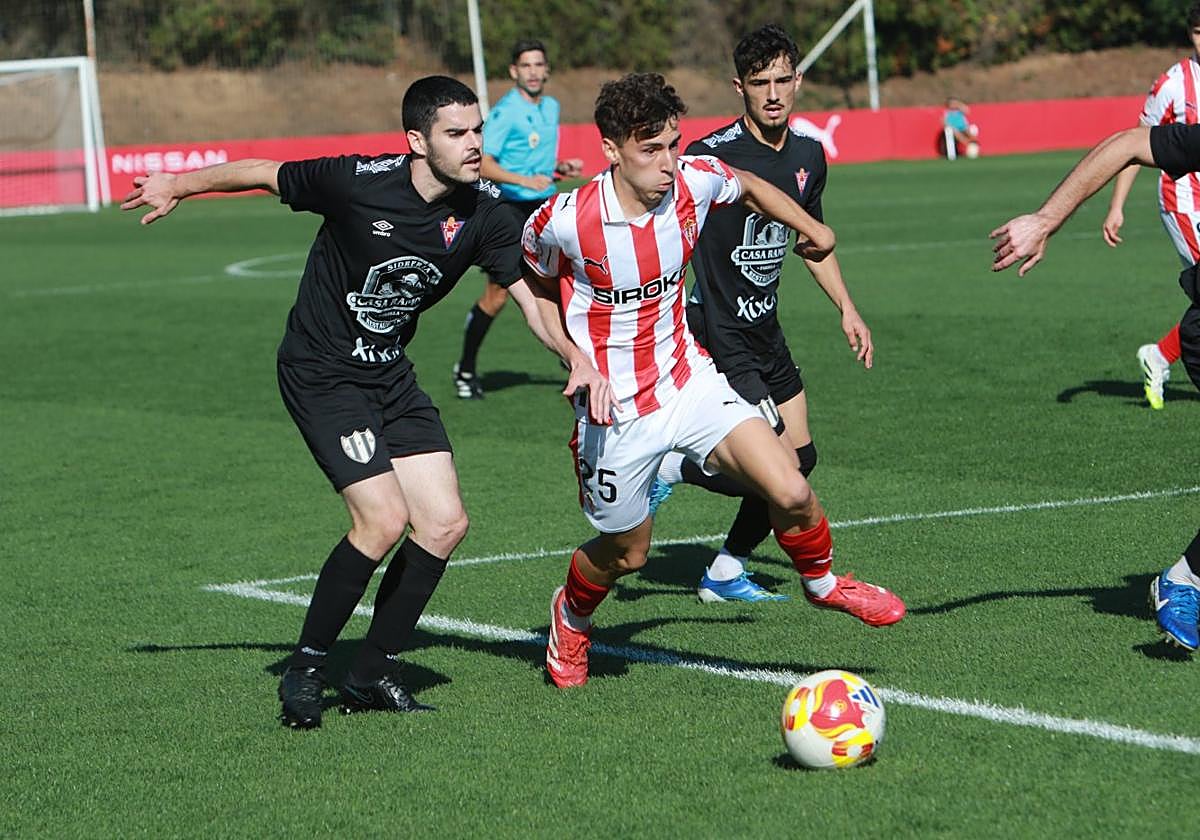 Enol Prendes avanza con el balón ante la insistencia del cearista Héctor Zuazua.