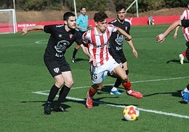 Enol Prendes avanza con el balón ante la insistencia del cearista Héctor Zuazua.