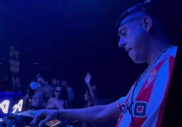 El hermano de Borja Jiménez pone a bailar a Madrid con la rojiblanca