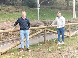 El alcalde Iván Fernández y el edil Jorge Suárez junto a la valla.