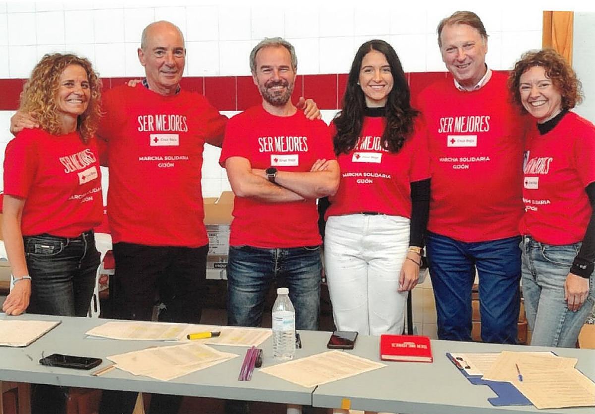Paula Gómez (primera a la izquierda), con el presidente de la Cruz Roja en Gijón, José Ramón González (segundo por la derecha) y sus compañeros Felipe, Ángel, Sofía e Isabel, organizadores de una marcha solidaria.