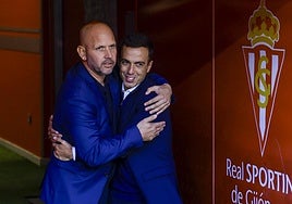 Abrazo entre José Álberto y Borja Jiménez, entrenadores del Racing y Sporting, respectivamente, en el túnel de vestuarios.