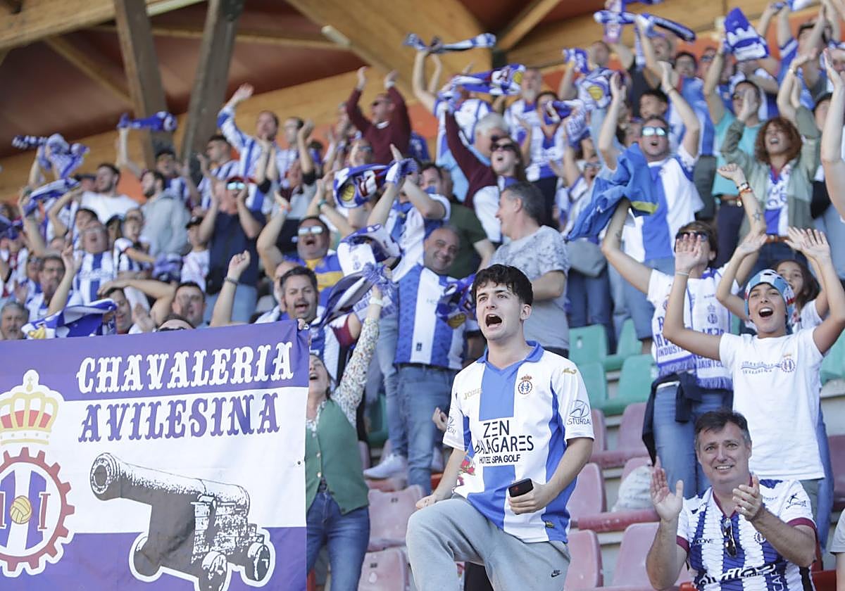 La afición del Real Avilés celebra uno de los goles en el Ruta de la Plata.