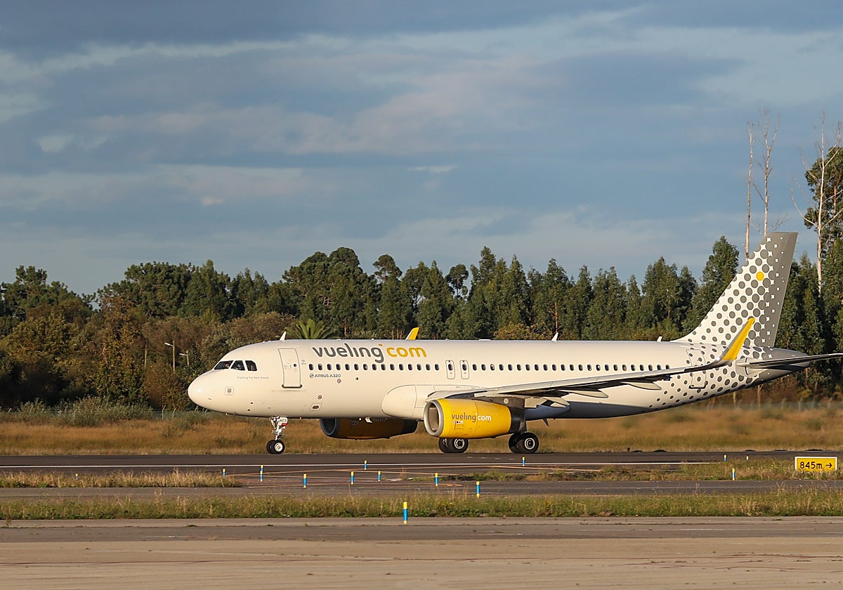 Una aeronave de Vueling, en la pista del aeropuerto de Asturias.