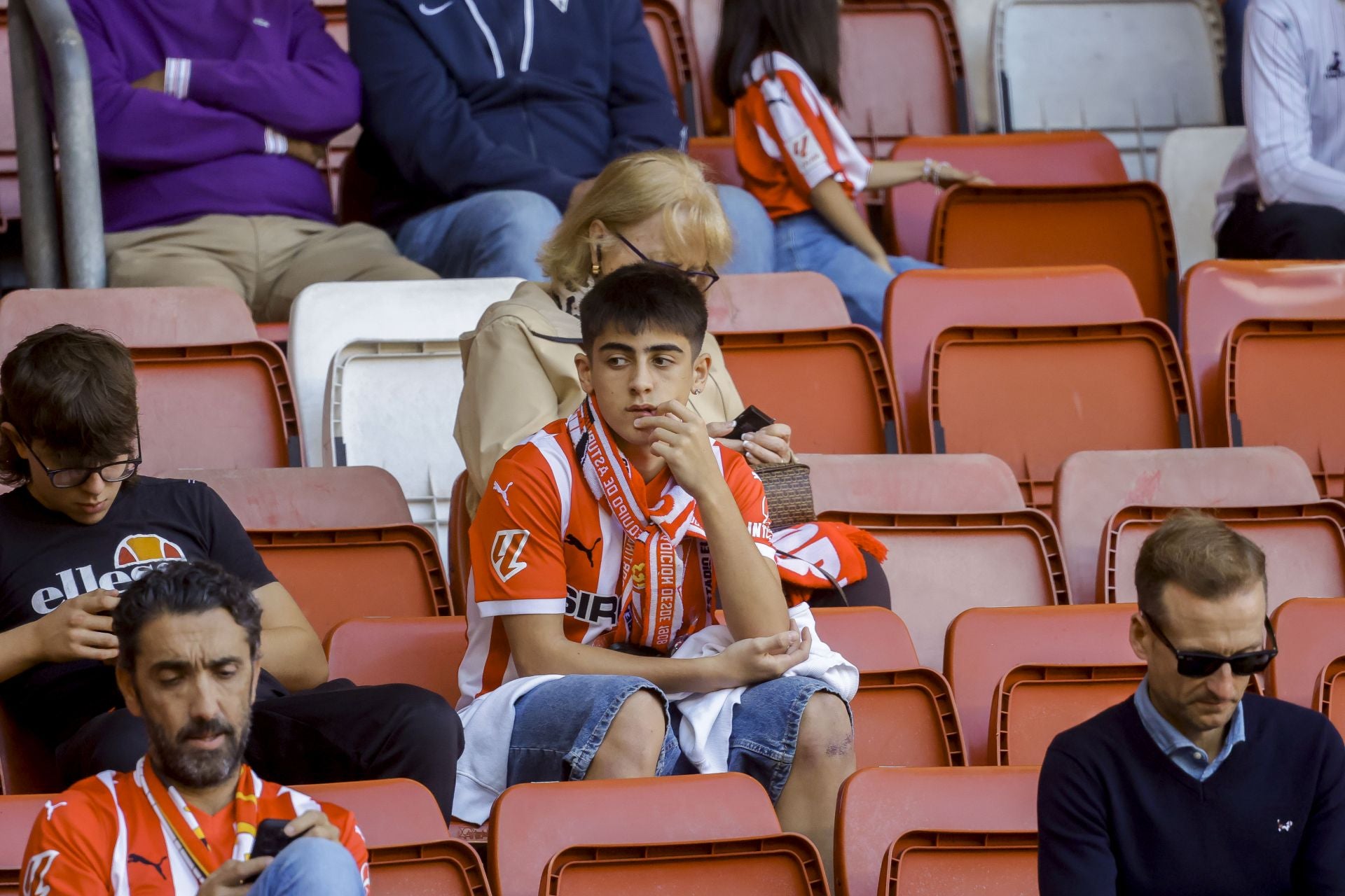 ¿Estuviste viendo el Sporting de Gijón - Racing de Santander? ¡Búscate en las fotos de El Molinón!