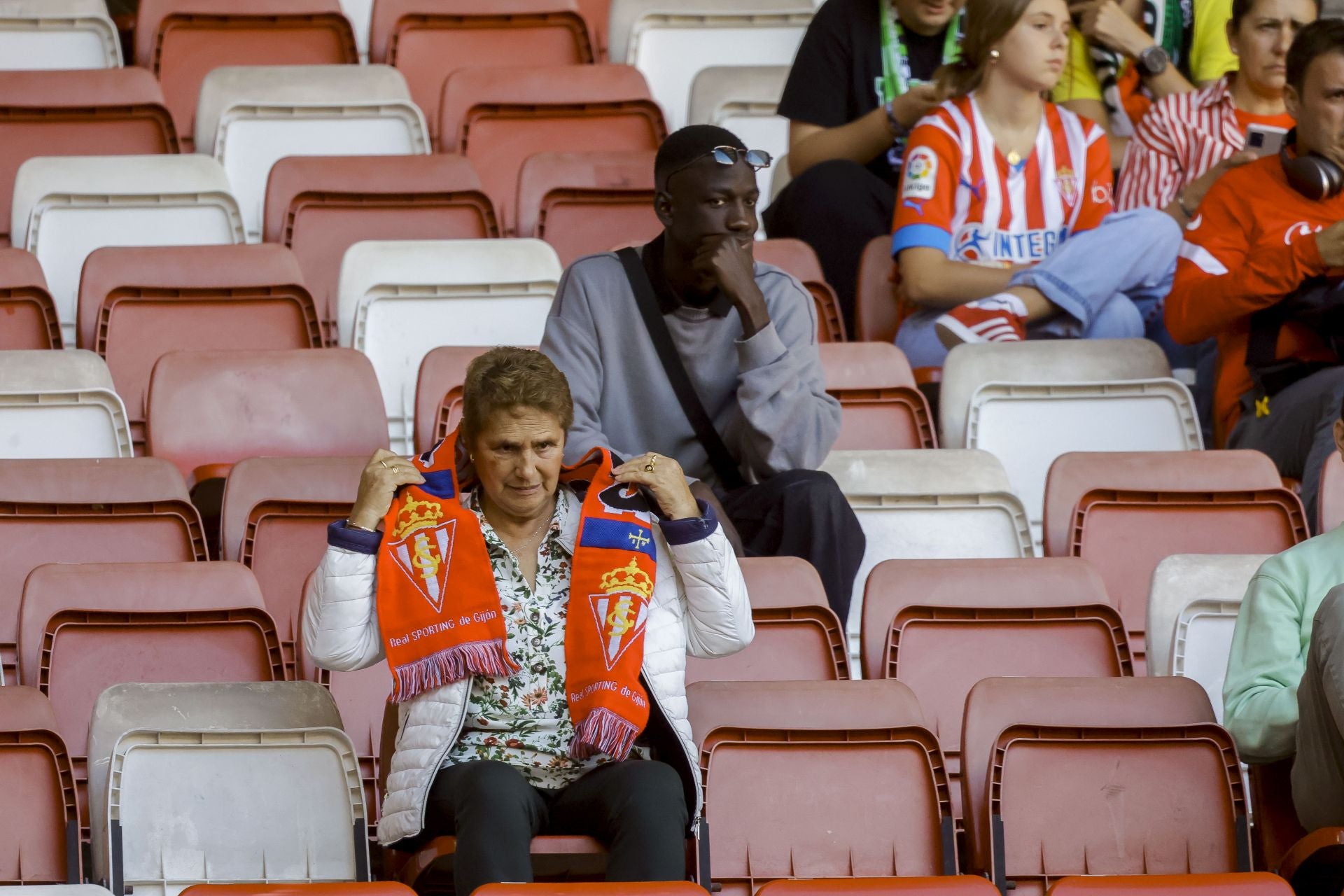 ¿Estuviste viendo el Sporting de Gijón - Racing de Santander? ¡Búscate en las fotos de El Molinón!