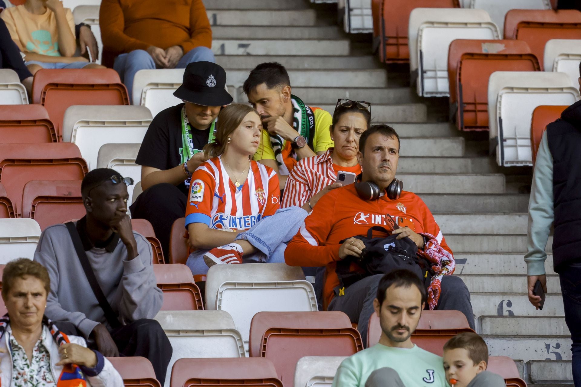 ¿Estuviste viendo el Sporting de Gijón - Racing de Santander? ¡Búscate en las fotos de El Molinón!
