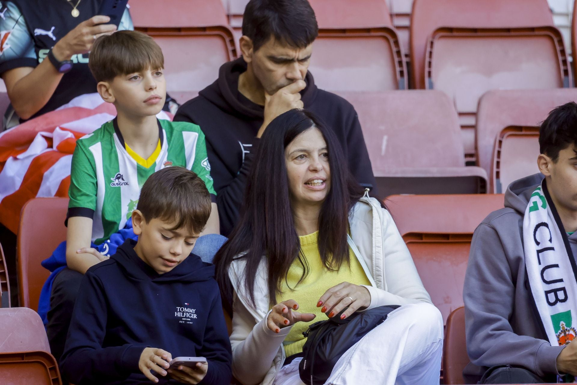 ¿Estuviste viendo el Sporting de Gijón - Racing de Santander? ¡Búscate en las fotos de El Molinón!