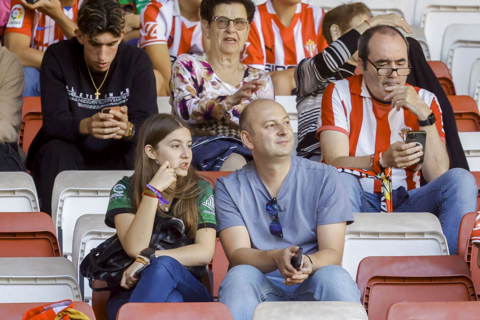 ¿Estuviste viendo el Sporting de Gijón - Racing de Santander? ¡Búscate en las fotos de El Molinón!