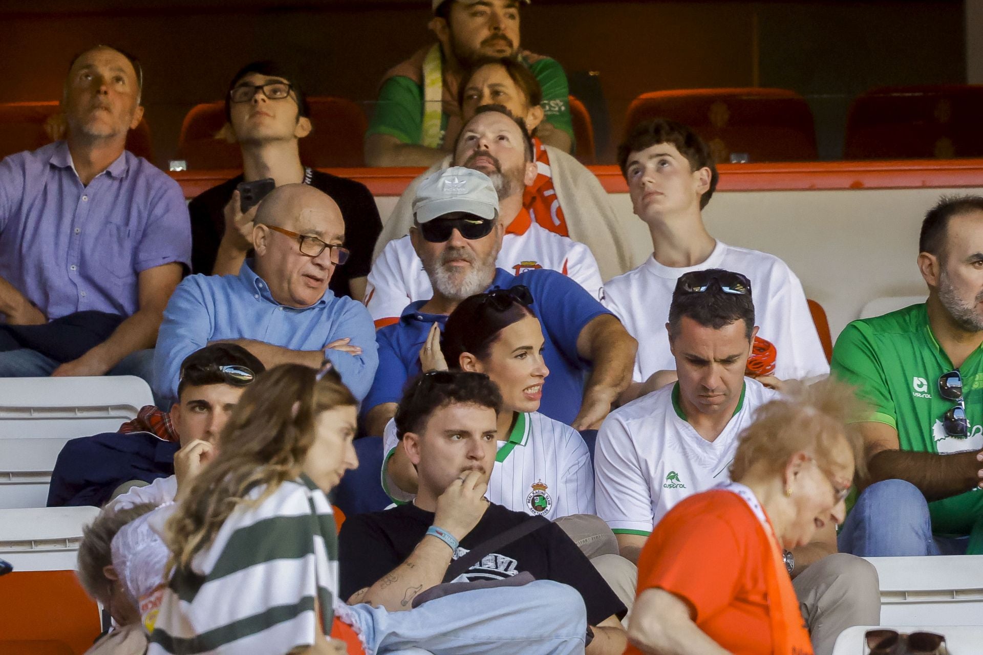 ¿Estuviste viendo el Sporting de Gijón - Racing de Santander? ¡Búscate en las fotos de El Molinón!