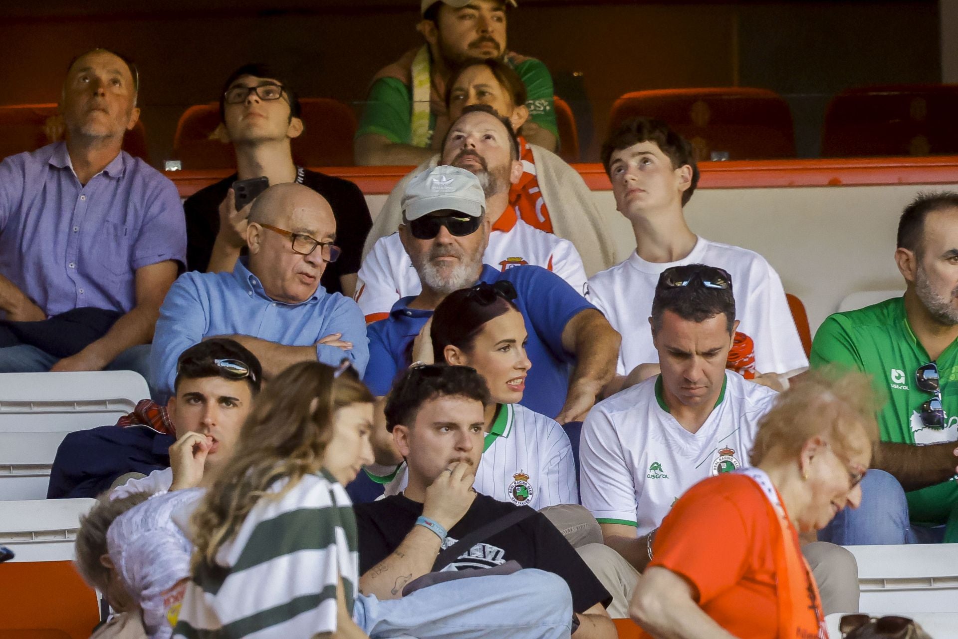 ¿Estuviste viendo el Sporting de Gijón - Racing de Santander? ¡Búscate en las fotos de El Molinón!