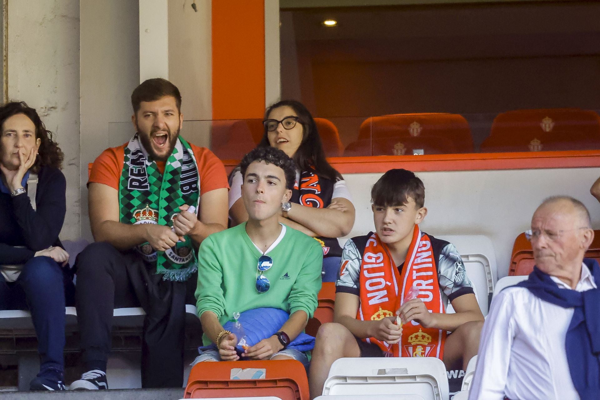 ¿Estuviste viendo el Sporting de Gijón - Racing de Santander? ¡Búscate en las fotos de El Molinón!