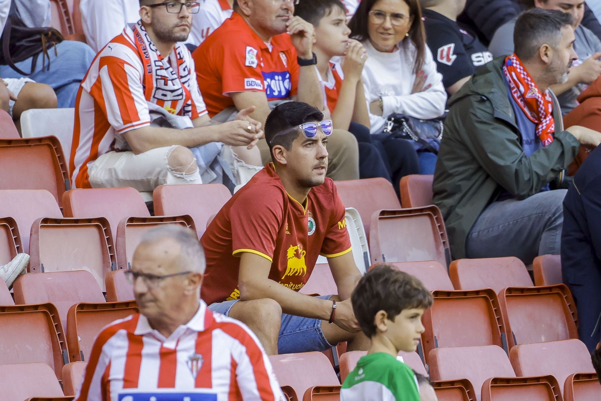 ¿Estuviste viendo el Sporting de Gijón - Racing de Santander? ¡Búscate en las fotos de El Molinón!