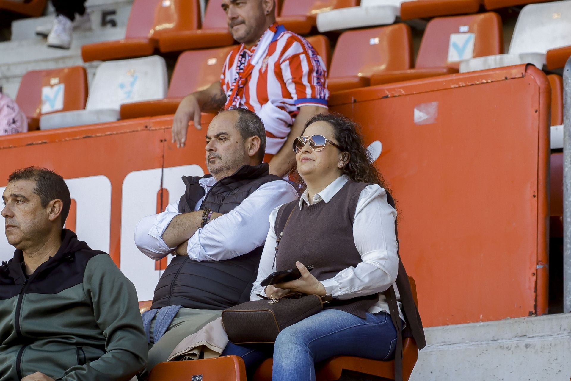 ¿Estuviste viendo el Sporting de Gijón - Racing de Santander? ¡Búscate en las fotos de El Molinón!
