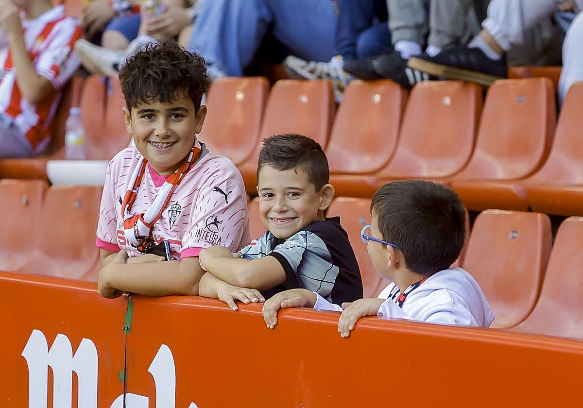 ¿Estuviste viendo el Sporting de Gijón - Racing de Santander? ¡Búscate en las fotos de El Molinón!