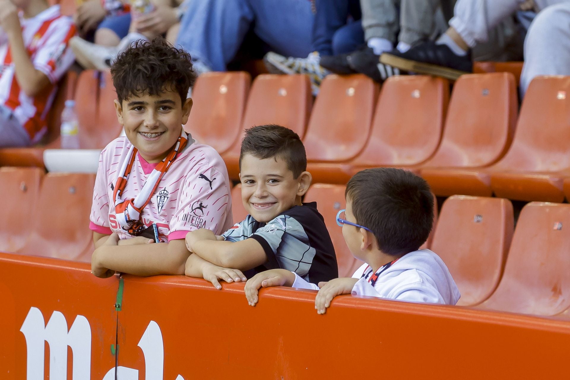 ¿Estuviste viendo el Sporting de Gijón - Racing de Santander? ¡Búscate en las fotos de El Molinón!