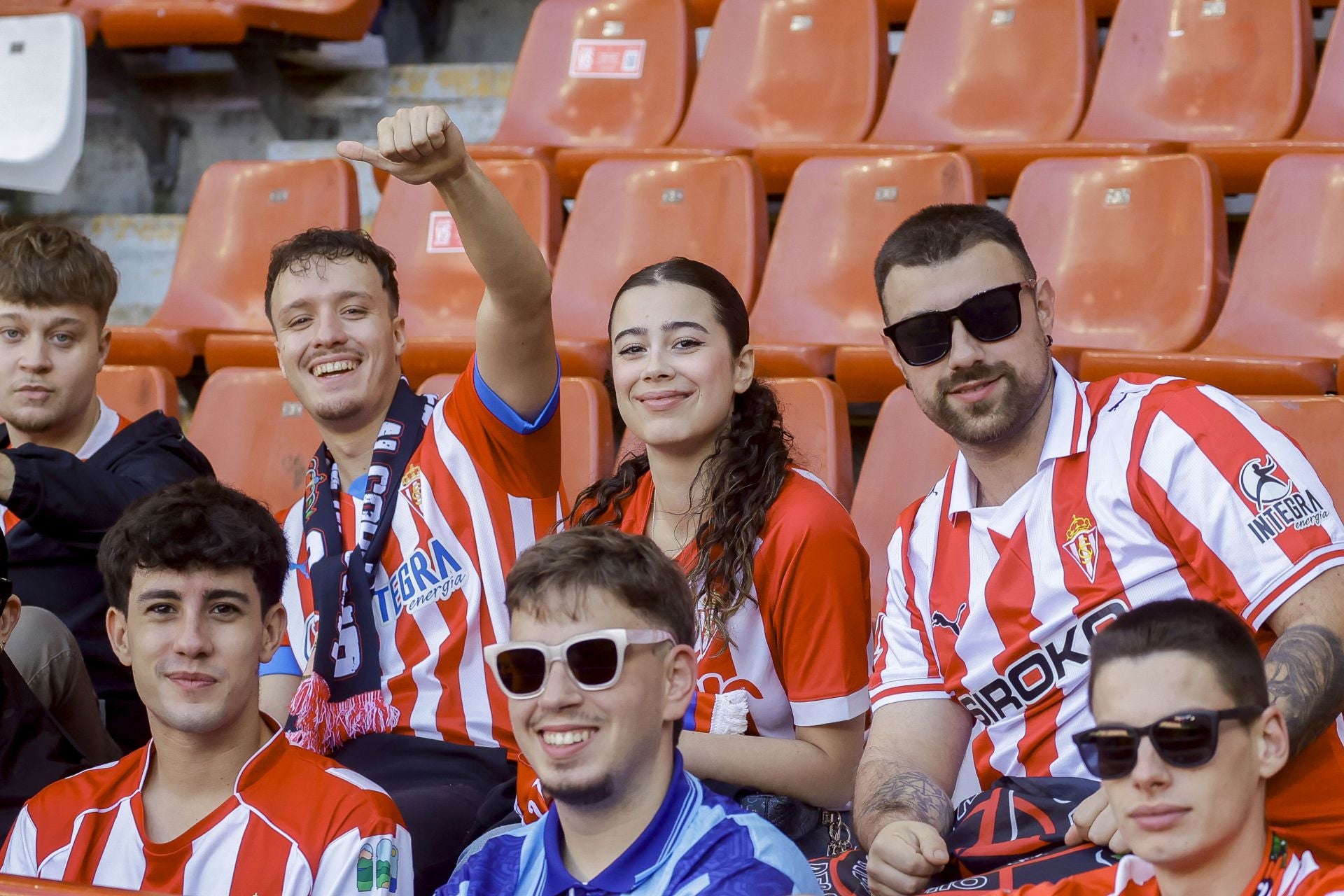 ¿Estuviste viendo el Sporting de Gijón - Racing de Santander? ¡Búscate en las fotos de El Molinón!