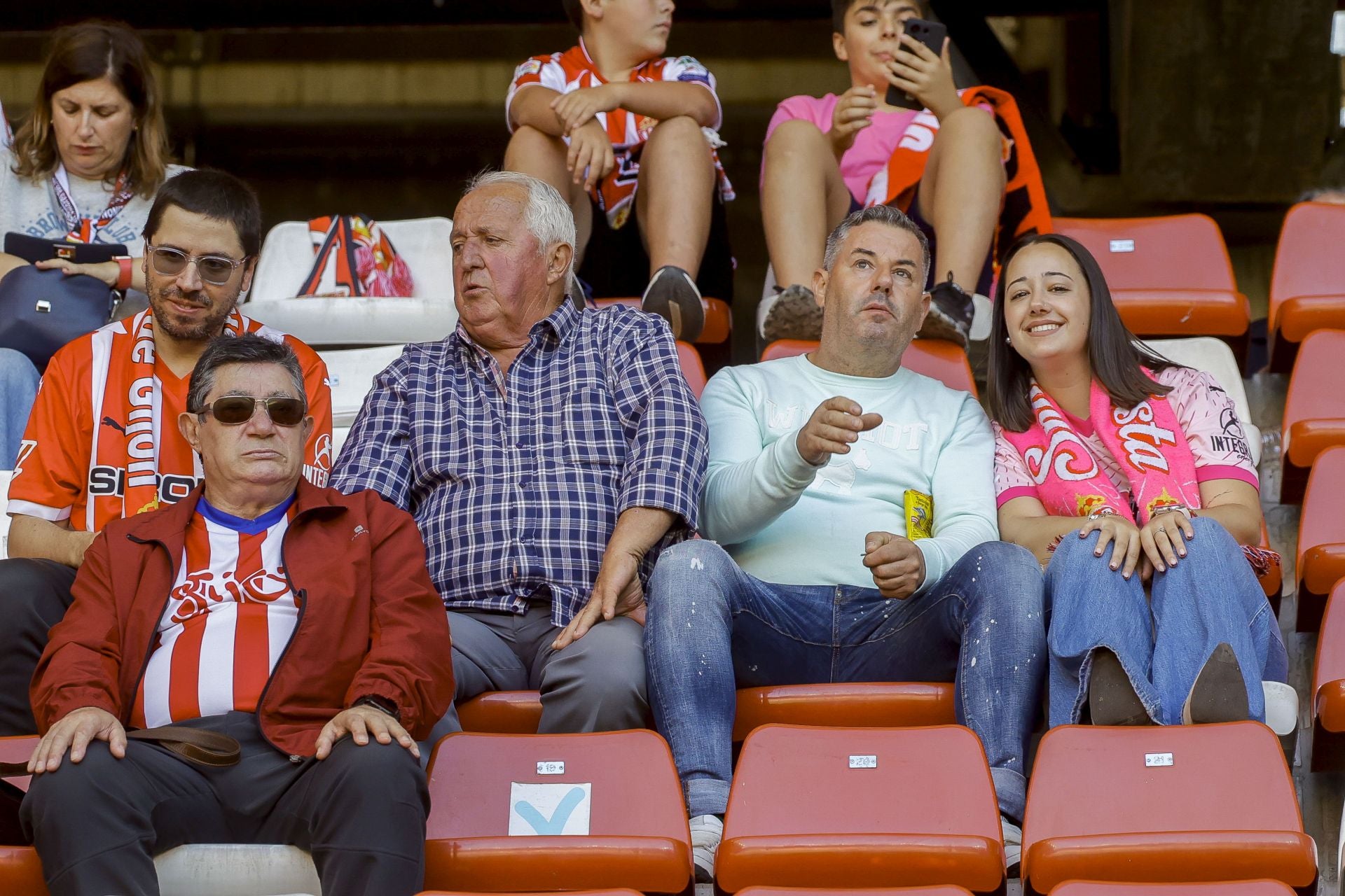 ¿Estuviste viendo el Sporting de Gijón - Racing de Santander? ¡Búscate en las fotos de El Molinón!