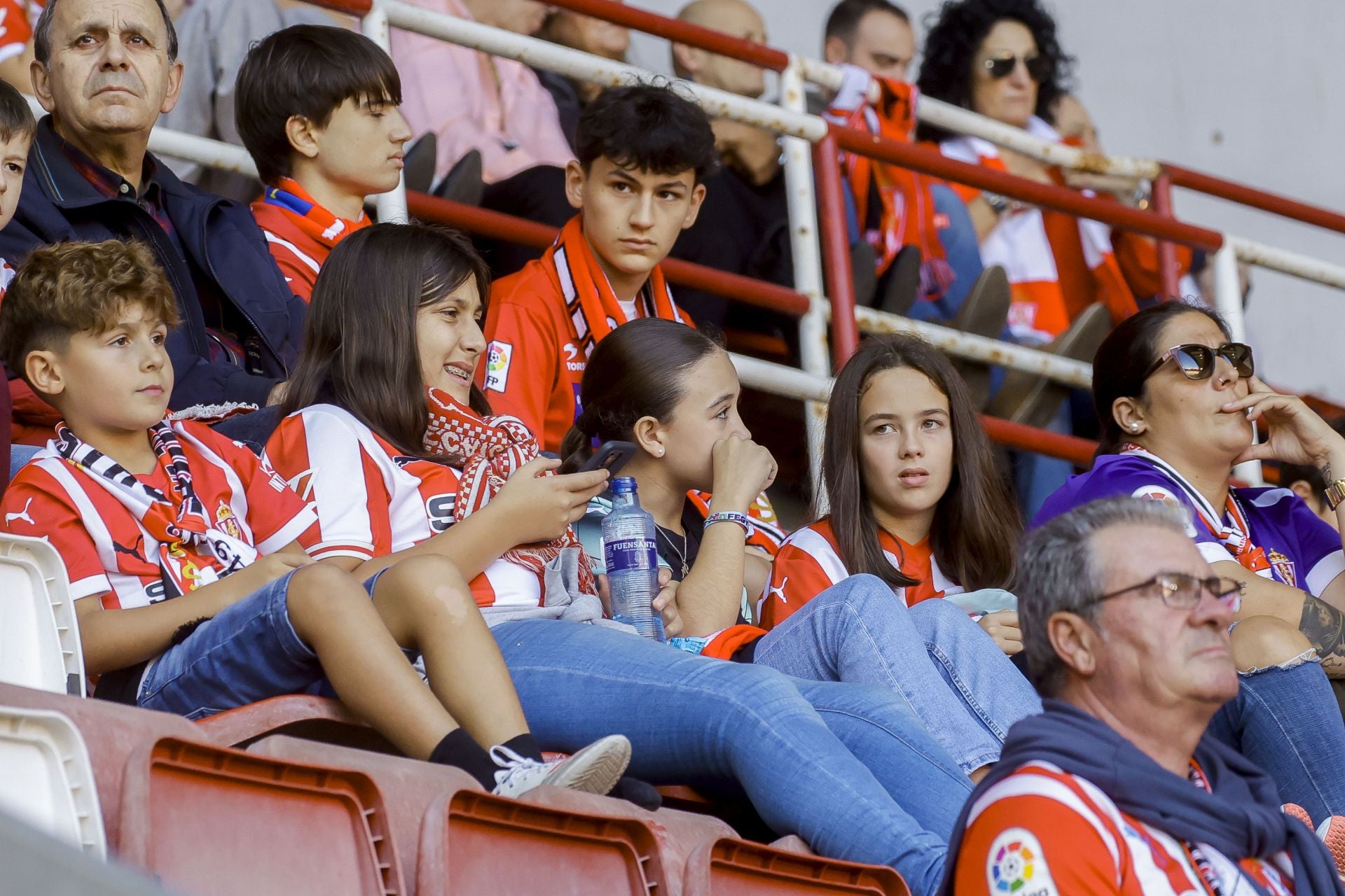 ¿Estuviste viendo el Sporting de Gijón - Racing de Santander? ¡Búscate en las fotos de El Molinón!