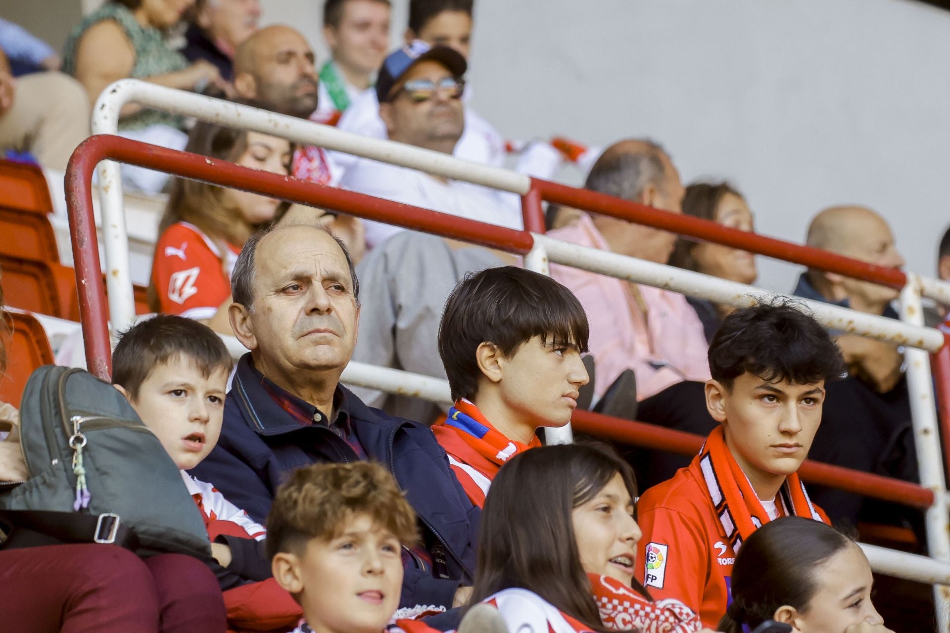¿Estuviste viendo el Sporting de Gijón - Racing de Santander? ¡Búscate en las fotos de El Molinón!