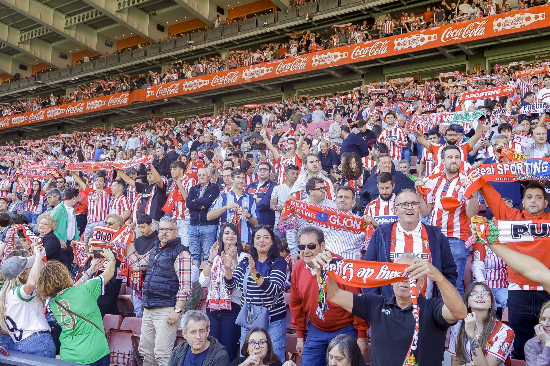 ¿Estuviste viendo el Sporting de Gijón - Racing de Santander? ¡Búscate en las fotos de El Molinón!