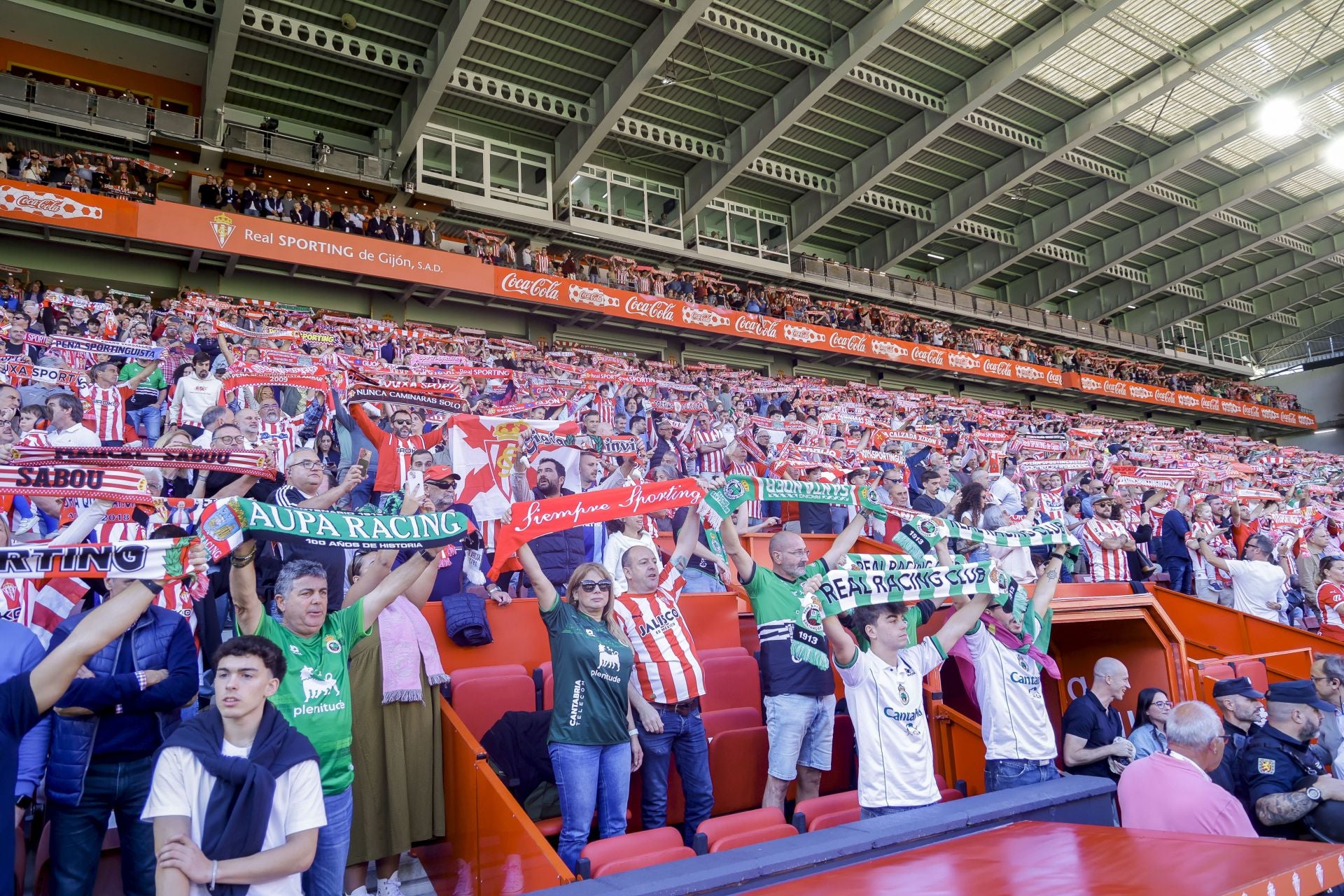 ¿Estuviste viendo el Sporting de Gijón - Racing de Santander? ¡Búscate en las fotos de El Molinón!