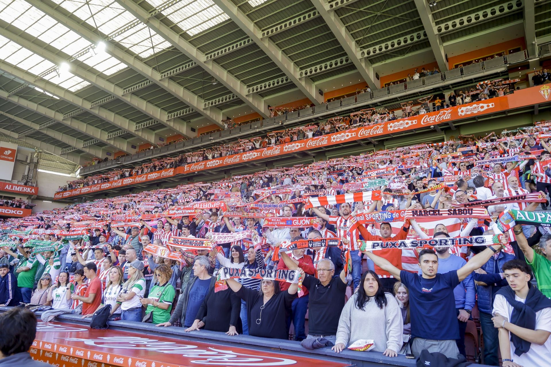 ¿Estuviste viendo el Sporting de Gijón - Racing de Santander? ¡Búscate en las fotos de El Molinón!