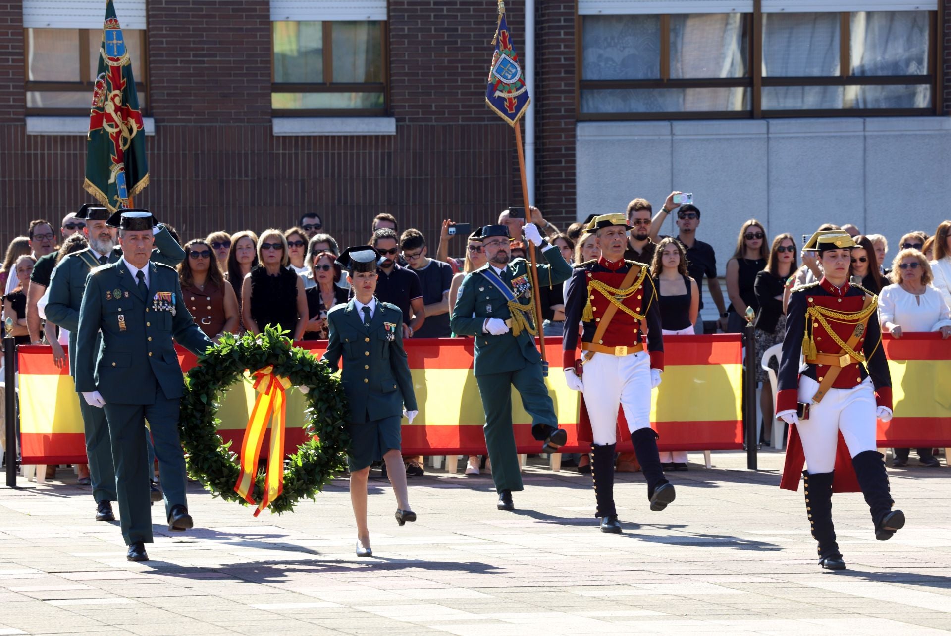 Un día para hacer balance y celebrar: las imágenes del Día del Pilar en Oviedo