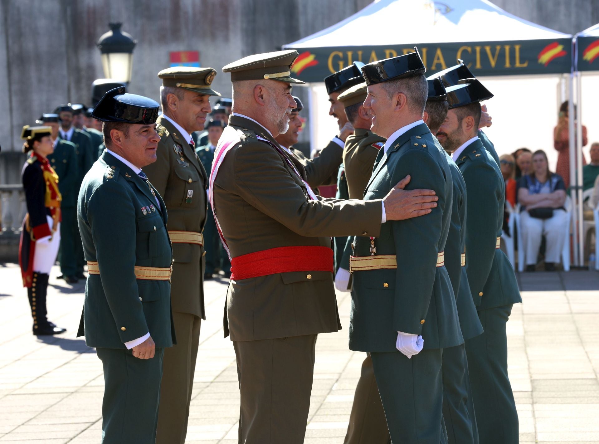 Un día para hacer balance y celebrar: las imágenes del Día del Pilar en Oviedo