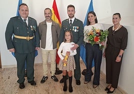 El sargento Daniel Suárez, jefe del cuartel de la Guardia Civil de Siero; el alcalde Ángel García; el agente Jesús Valdés con su hija Anaís y su esposa, Verónica García; y la edil de Izquierda Unida, Teresa García