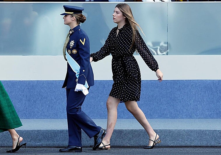 La Princesa Leonor y la Infanta Sofía, ayer, tras el desfile del Día de la Hispanidad.