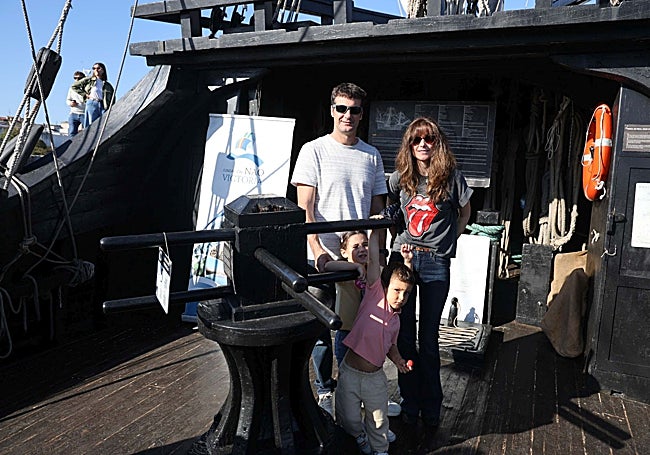 Los avilesinos Diego y Lucía visitaron la Nao Victoria junto a sus hijos, Lola y Joel, que en la foto posan junto al cabestrante del barco que se utiliza para recoger el ancla.