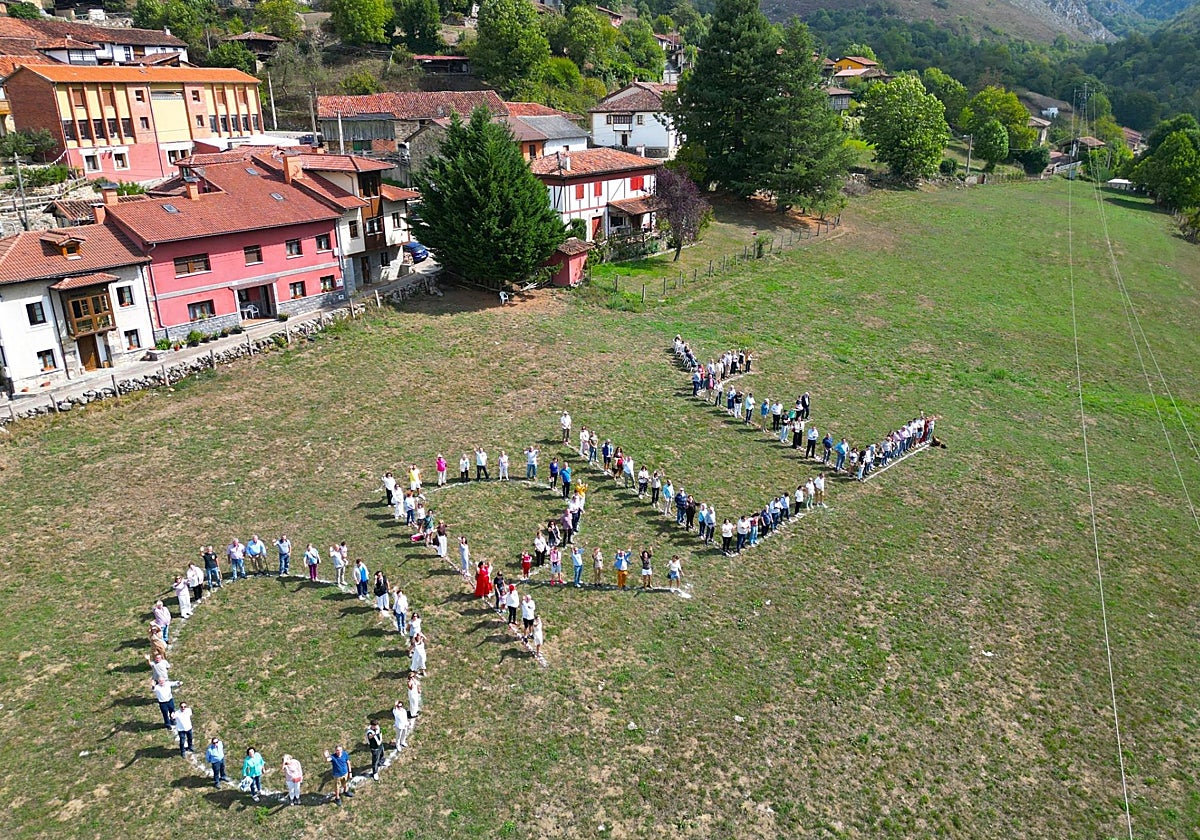 Los vecinos de Orlé escribiendo el nombre de su pueblo que han usado durante siglos, durante la celebración del centenario de su parroquia.
