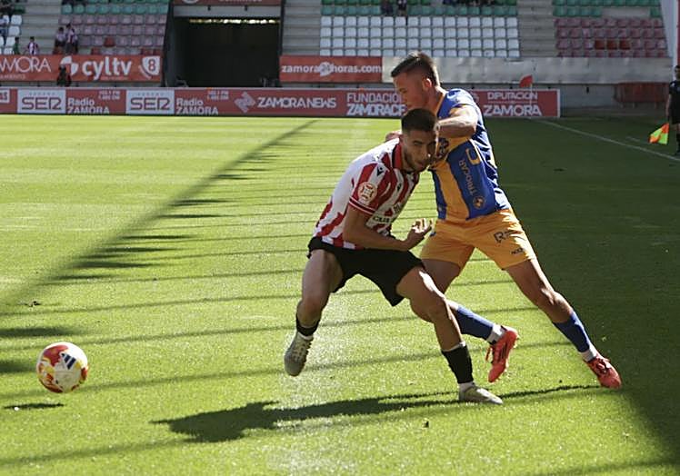 Osky intenta zafarse de Rufo.