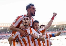 Smith, Dubasin, Guille y Gaspar celebran el primer tanto del 'Pingüino' ante el Racing de Santander en El Molinón.