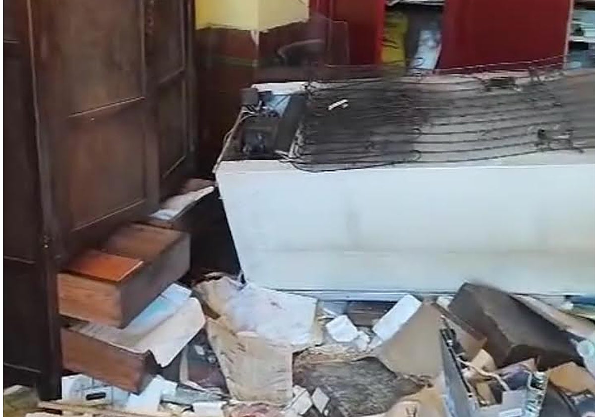 La documentación y el mobiliario de las viejas oficinas, todo tirado por el suelo