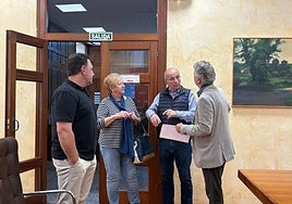 p Protagonistas.Sergio Ovies, Manolita Barrera y José Ramón Barrera charlan con el arqueólogo de la Universidad.
