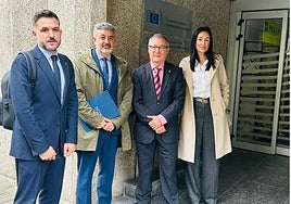 El viceconsejero Jorge García, el consejero Alejandro Calvo, el jefe adjunto de la unidad de cumplimiento de la Comisión, Javier Palmero, y la secretaria general técnica de la consejería, Eva Fueyo, hoy en Bruselas.