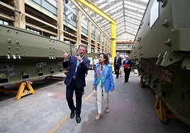 El exdirector general de Santa Bárbara Sistemas, Juan Escriña, explica a la ministra de Defensa, Margarita Robles, el proceso de fabricación de los VCR 8x8 Dragón, durante una visita a la fábrica de armas de Trubia.