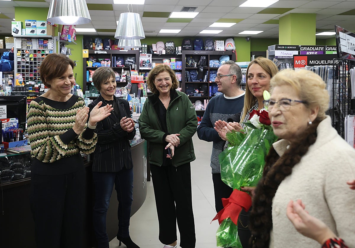 Natividad González, a la derecha, arropada por empleados y la alcaldesa Carmen Moriyón en el 75 aniversario de la Librería Industrial.