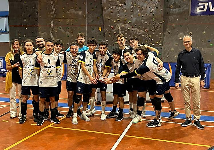 Los chicos de La Curtidora, con el trofeo de subcampeones del I Memorial Antonio Morales.