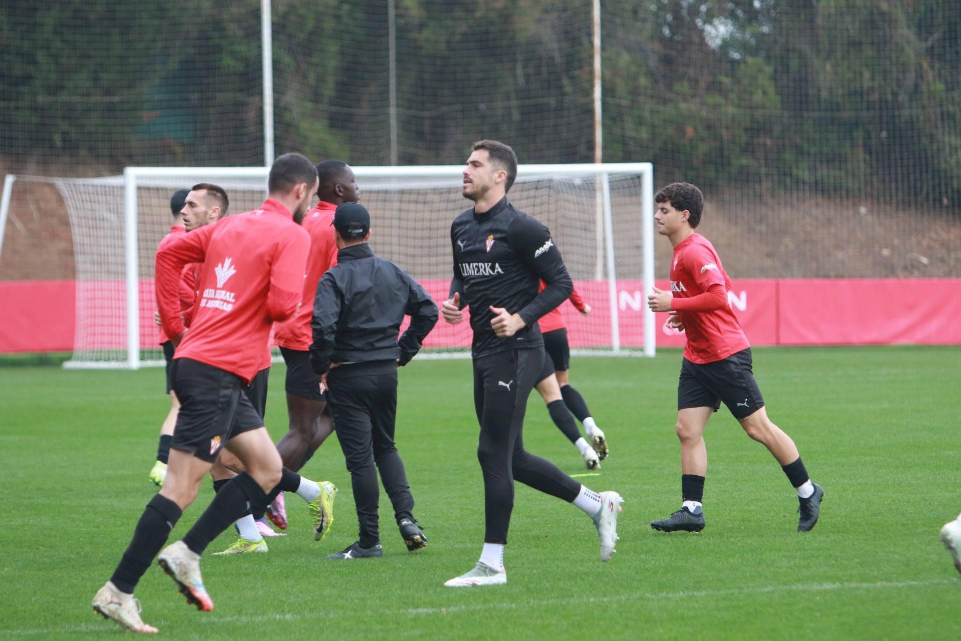 La resaca del Sporting de Gijón-Racing de Santander: así fue el entrenamiento el día después