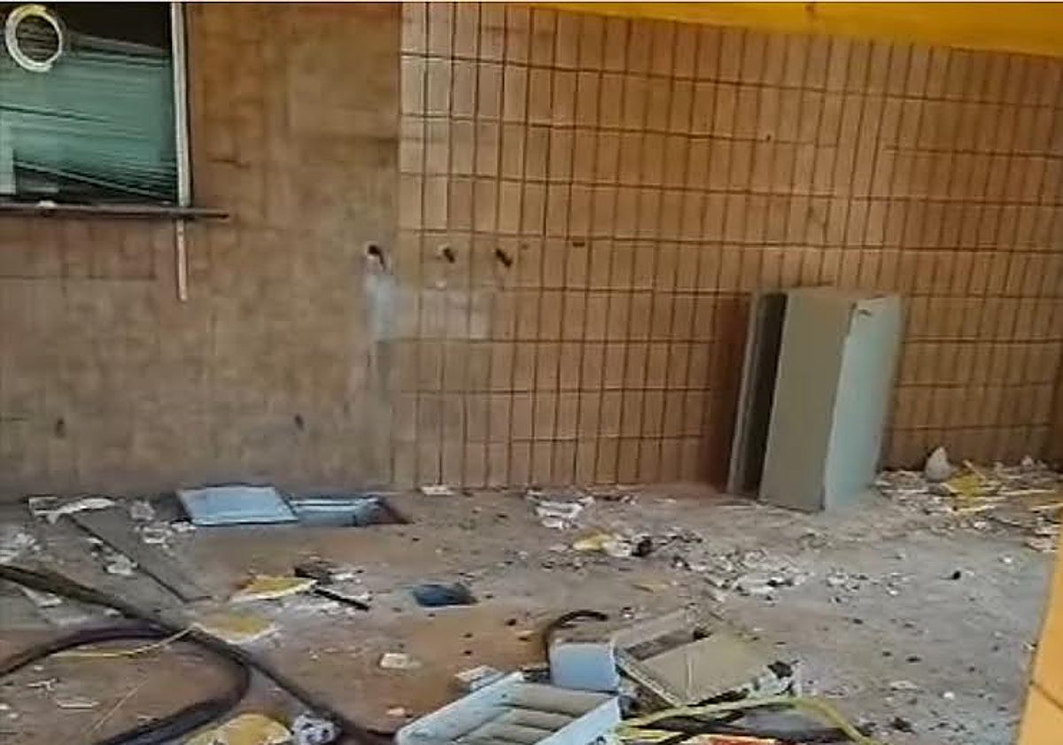 Imagen principal - La vieja estación de Feve de La Felguera, sin seguridad, es pasto del vandalismo