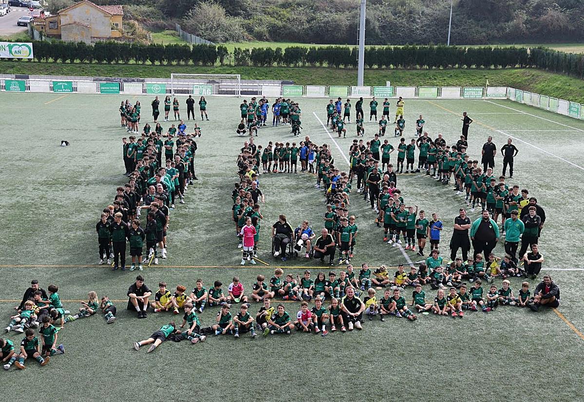 Los jugadores del Hispano dibujaron un '100' con motivo del centenario del club.